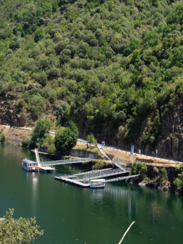 Embarcadero de Abeleda en el río Sil con un barco amarrado.