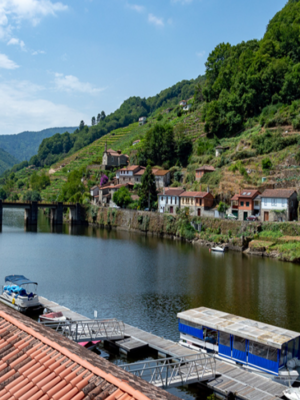 El pintoresco pueblo de Belesar y el embarcadero sobre el río Miño.