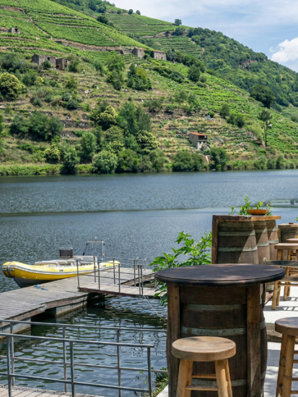 Vistas del río Miño y el embarcadero de Pincelo con una zodiak.