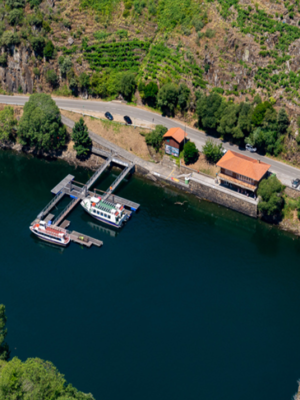 Vistas aéreas del embarcadero Ponte do Sil y los catamaranes.
