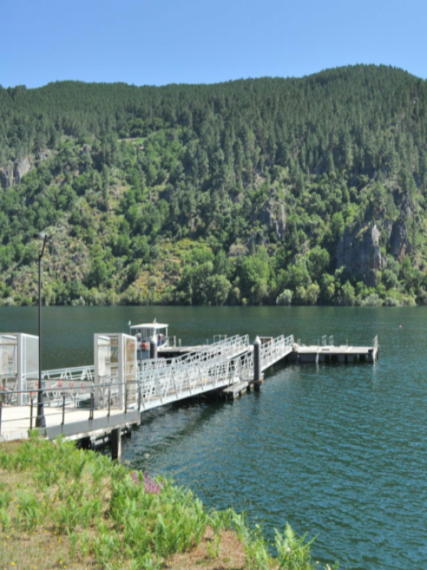 Catamarán partiendo del embarcadero de Santo Estevo en el río Sil.