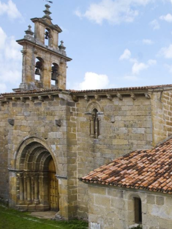 Portada sur románica de la iglesia de San Julián de Lobios.