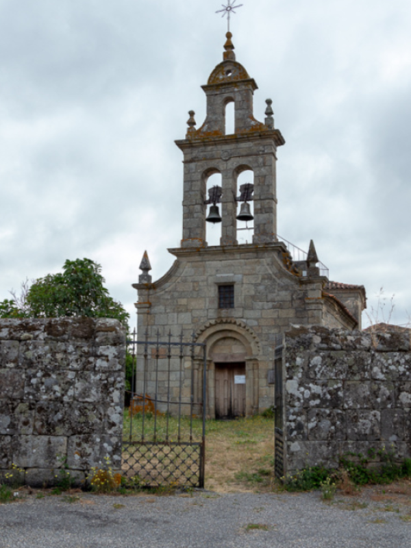 Fachada románica de la iglesia de San Pedro de Canaval.