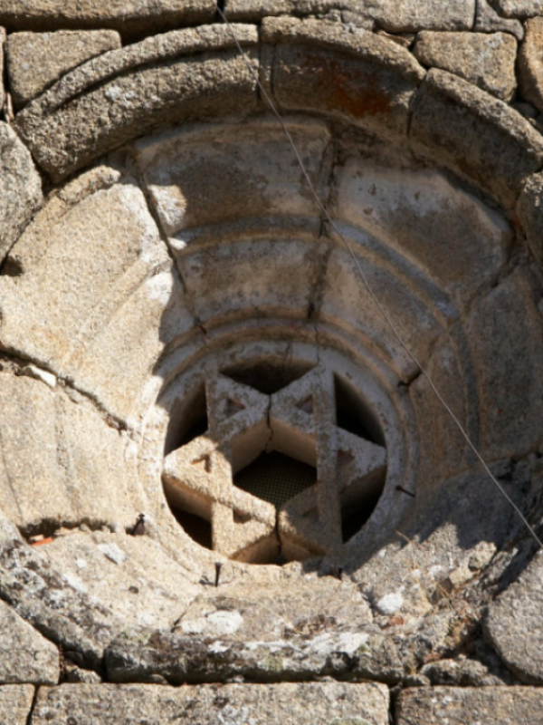 Rosetón con estrella de David en la iglesia de San Vicente de Pinol, Sober