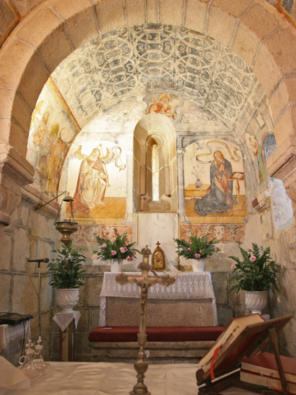 Interior con pinturas murales en Santa María de Proendos, Sober.