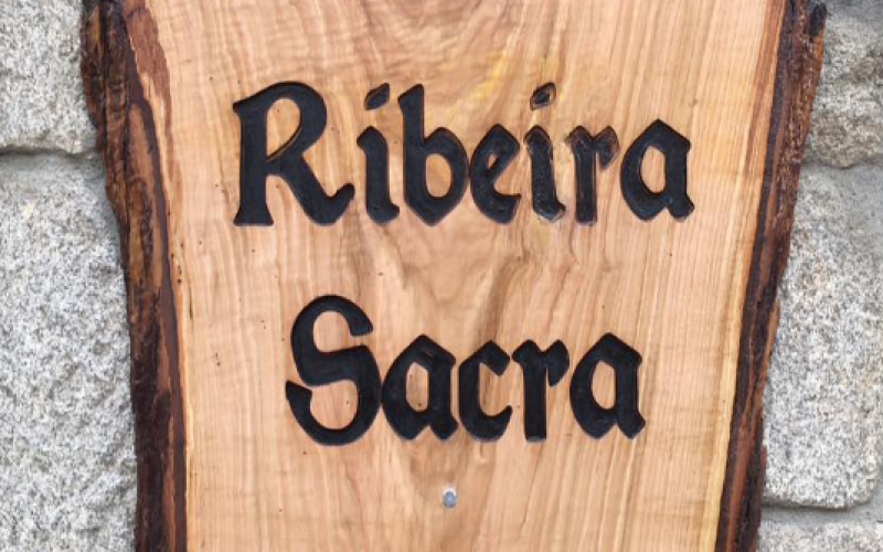 Letrero de madera del Bar Ribeira Sacra en Sober.