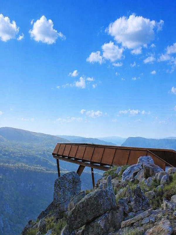 Pasarela metálica del Mirador do Cividade sobre el vacío.