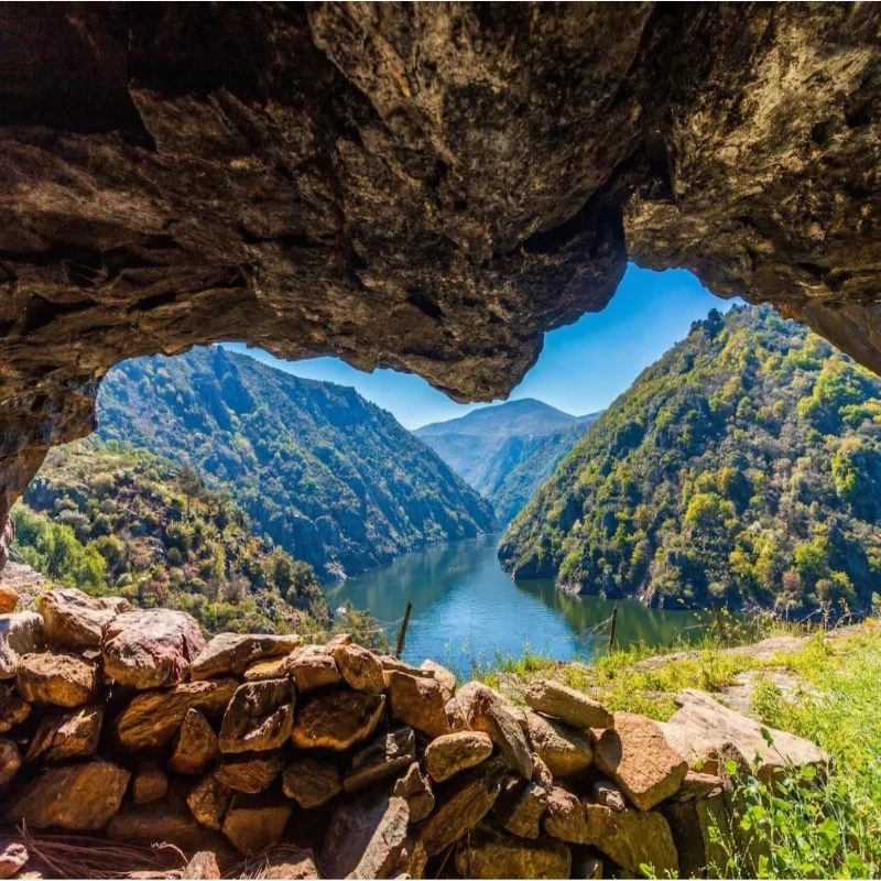 Mirador natural entre las rocas con vistas al río Sil, parajes mágicos para explorar desde tu casa rural en Sober.