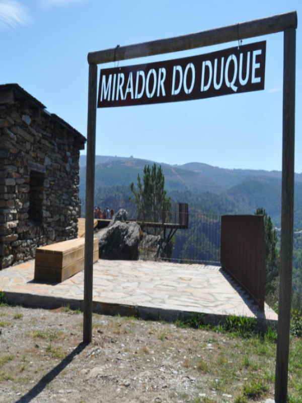 Balcón de entrada al Mirador do Duque en Monforte.