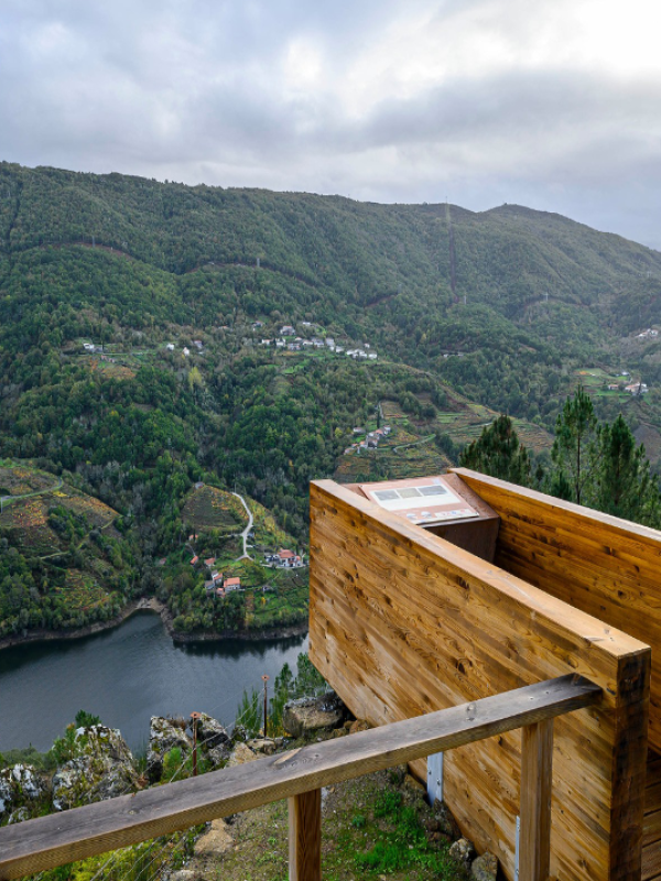 Vistas a los viñedos de Amandi desde el Mirador de Os Chelos.