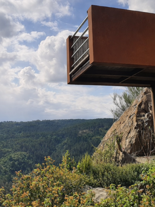 Pasarela del Mirador Pena do Conde sobre el río Cabe.