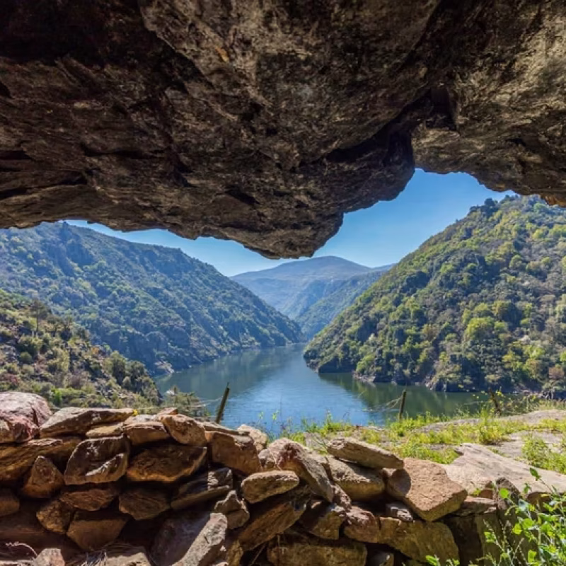 Mirador natural entre rocas sobre el río Sil, cerca de nuestra casa rural en Sober.