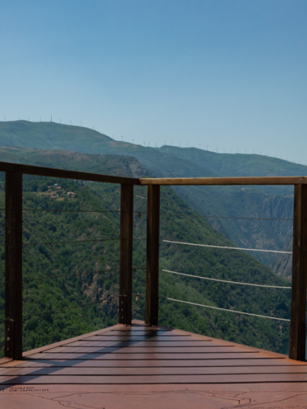 Mirador de madera de Santiorxo con vistas a los viñedos.