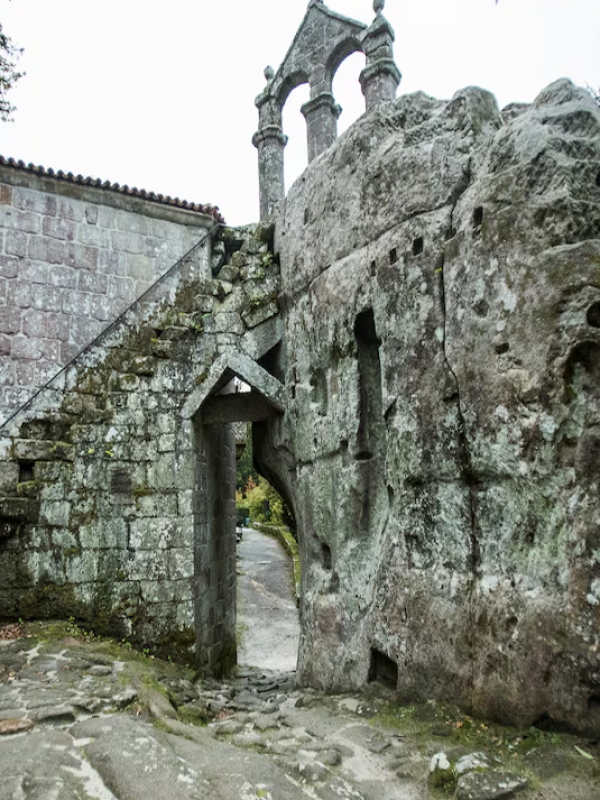 Campanario y cuevas del monasterio rupestre de San Pedro de Rocas.