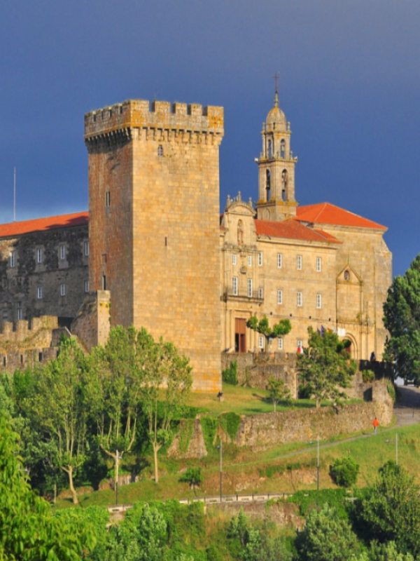 Torre e iglesia del Monasterio de San Vicente do Pino.