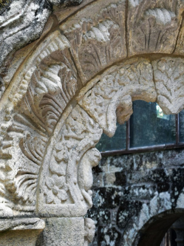 Portada románica del Monasterio de Santa Cristina de Ribas de Sil.