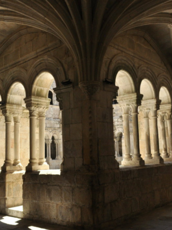 Claustros del majestuoso Monasterio de Santo Estevo de Ribas de Sil.