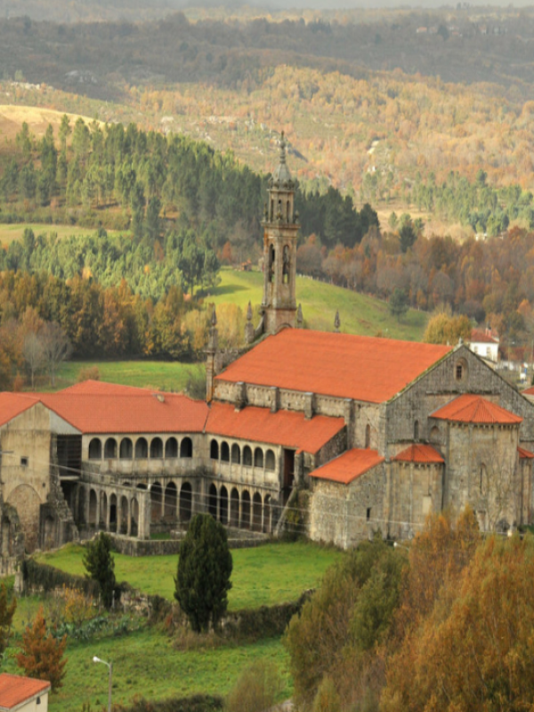 Iglesia y claustro de Santa María de Xunqueira de Espadanedo.