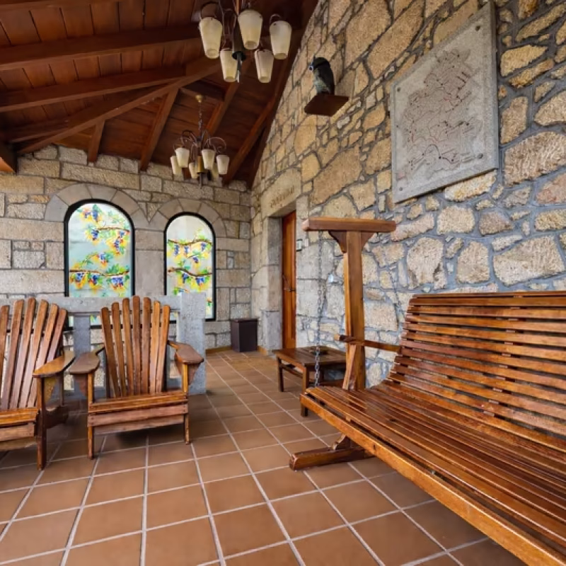 Terraza de madera para el relax en tu escapada en la Ribeira Sacra.