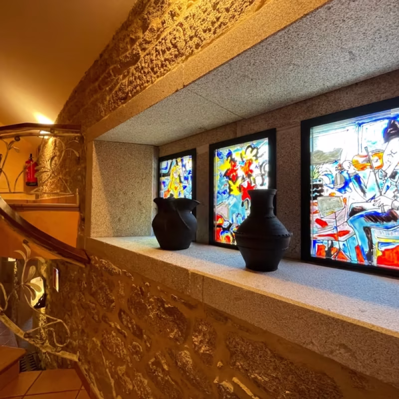 Vidrieras artísticas en el interior de los Apartamentos Río Sil.